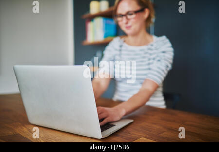 Nahaufnahme der Hände mit einem Laptop, Unternehmerin im home-office Stockfoto