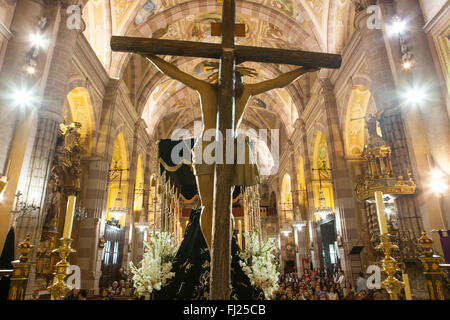 ALMENDRALEJO, Spanien, APRIL 4: Karwoche Christus Schwimmer im Inneren der Kirche, Almendralejo, Spanien, am 4. April 2015 Stockfoto