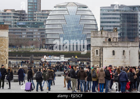 Menschenmassen Schlangestehen vor dem Tower of London Stockfoto