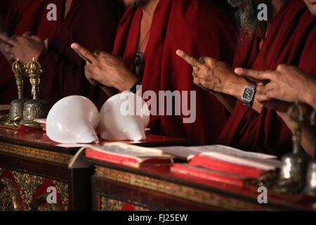 Hände von Mönchen, die während der Zeremonie in Kloster, Nepal Stockfoto