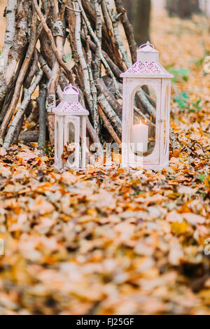 Weiße Vintage Kerze Laternen in die herbstlichen Wälder Stockfoto
