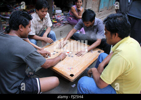 Mann spielt karrom - streetlife Szene in Katmandu, Nepal, im Zentrum der Hauptstadt und um Durbar Square Stockfoto