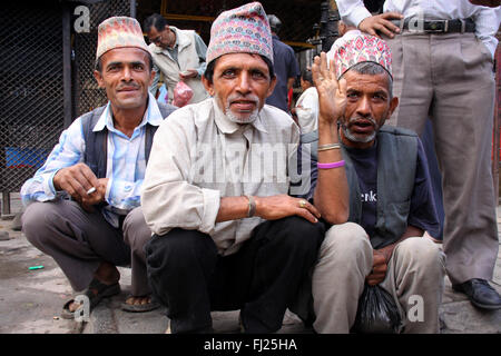 Gruppe von Nepali Newar Männer mit traditionellen hat Dhaka topi in Katmandu Stockfoto