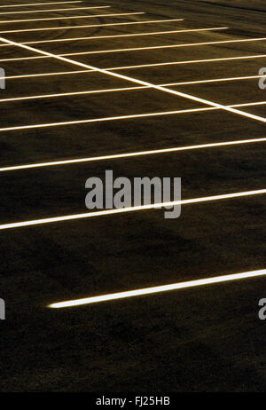 Weiß lackiertes Linien auf Asphalt Makadam-Parkplatz Stockfoto