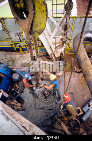 Hohen Blick hinunter auf Raufbold Arbeiter auf Öl-Rig, New Mexico, USA Stockfoto