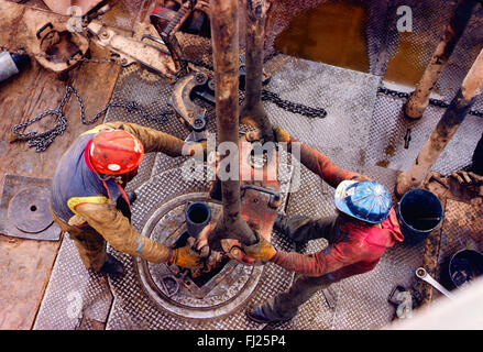 Hohen Blick hinunter auf Raufbold Arbeiter auf Öl-Rig, New Mexico, USA Stockfoto