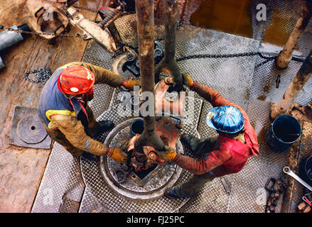 Hohen Blick hinunter auf Raufbold Arbeiter auf Öl-Rig, New Mexico, USA Stockfoto