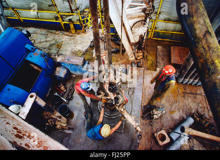 Hohen Blick hinunter auf Raufbold Arbeiter auf Öl-Rig, New Mexico, USA Stockfoto