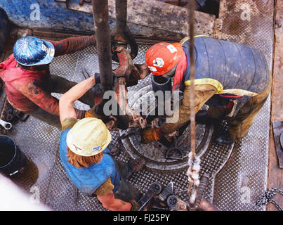 Hohen Blick hinunter auf Raufbold Arbeiter auf Öl-Rig, New Mexico, USA Stockfoto