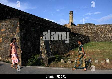 Frauen gehen in die Galle Dutch Festung in Galle, Sri Lanka Stockfoto