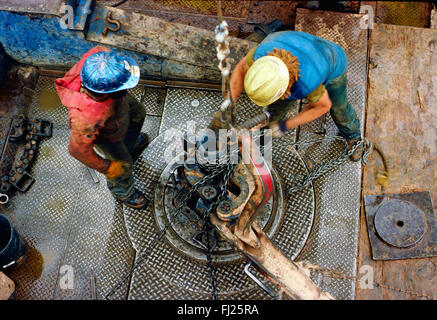 Hohen Blick hinunter auf Raufbold Arbeiter auf Öl-Rig, New Mexico, USA Stockfoto