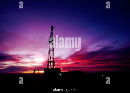 Bohrinsel bei Sonnenuntergang; New Mexico, USA Stockfoto