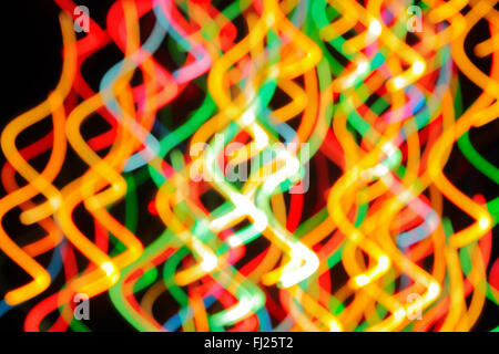 Mehrfarbige Lichtstreifen vor schwarzem Hintergrund Stockfoto