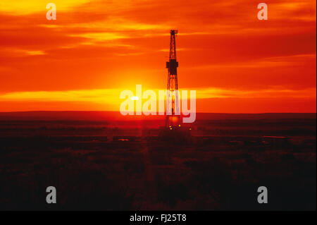 Bohrinsel bei Sonnenuntergang; New Mexico, USA Stockfoto