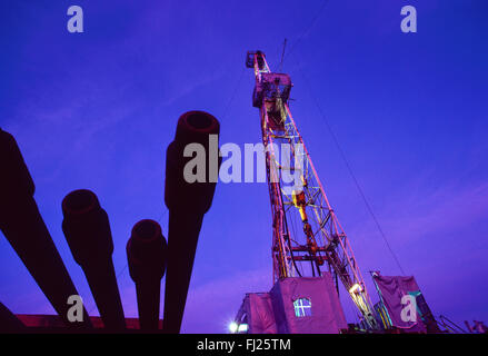 Bohrinsel in der Dämmerung; New Mexico, USA Stockfoto