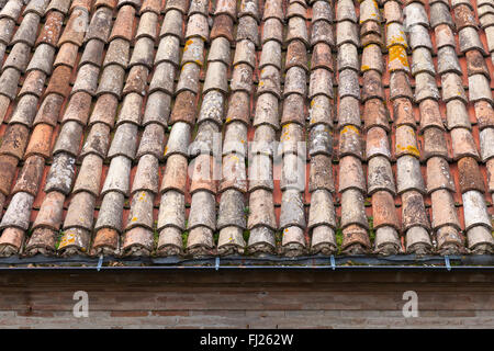 Alten verwitterten roten Ziegel Dach Hintergrundtextur Stockfoto