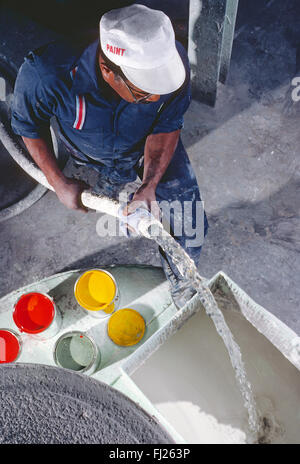 Afrikanische Amerikaner Anmachwasser in Farbe im Industriebetrieb Stockfoto