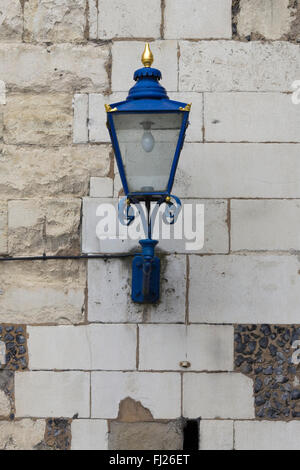 Alte blaue Eisen Lampe auf einer Steinmauer Stockfoto