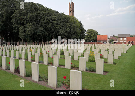 Blick über die Grabsteine in der CWGC Uden War Cemetery, Uden, Noord-Brabant, Niederlande. Stockfoto