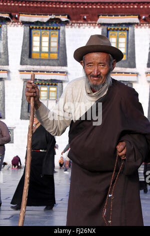 Porträt des alten tibetischen Menschen in Lhasa, Tibet Stockfoto