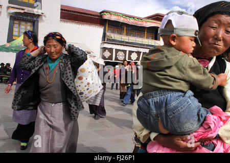 Tibetische Volk beten / tun Kora um Jokhangtempel in Lhasa, Tibet Stockfoto