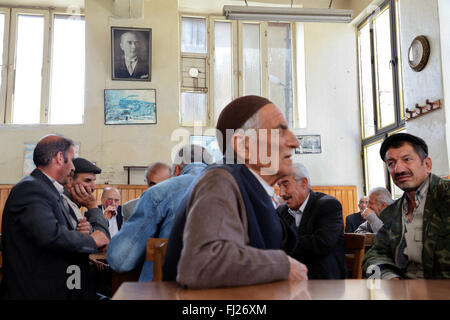 Alte Männer treffen und Spielkarten in örtlichen Café in Diyarbakir, Türkei Stockfoto