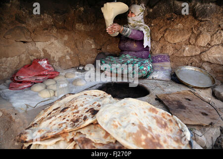 Frau, die traditionelle pide Brot im Ofen Harran, der östlichen Türkei Stockfoto