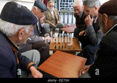 Männer spielen Karten an den lokalen Café in Mardin, Türkei Stockfoto