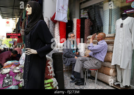 Kurdische Männer Menschen ina Straße von Mardin mit mannequin Niqab tragen, Türkei Stockfoto