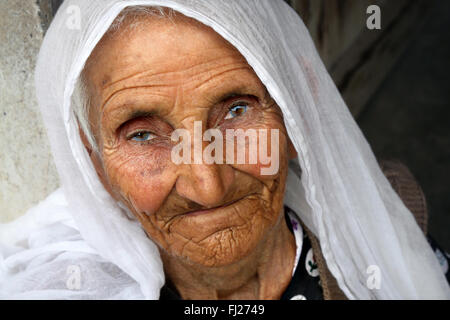 Alte kurdische Frau in Hasankeyf, Türkei Stockfoto