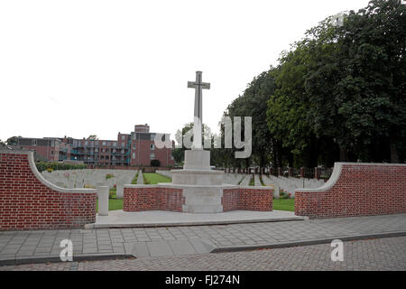 Das Überqueren der Opfer und Grabsteine in der CWGC Uden War Cemetery, Uden, Noord-Brabant, Niederlande. Stockfoto