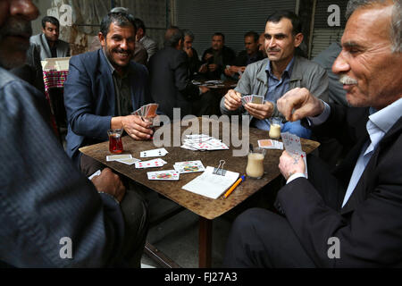 Männer spielen Karten in Urfa, Türkei Stockfoto