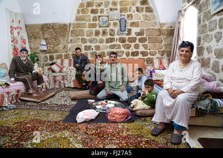 Kurdische Familie zu Hause in Mardin, Türkei Stockfoto