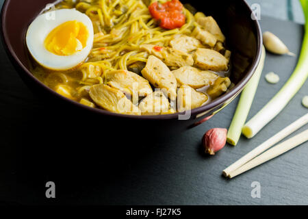 Nahaufnahme einer Schüssel mit Chicken Ramen, Nudeln und Eiern Stockfoto