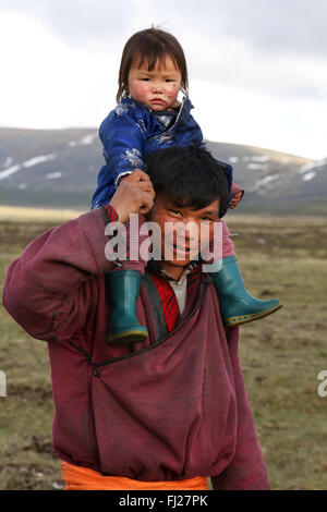 Tsaatan nomad Vater mit seinem Sohn in der Mongolei Stockfoto