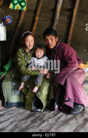 Tsaatan Nomaden Familie innerhalb ihres Gers in der Mongolei Stockfoto