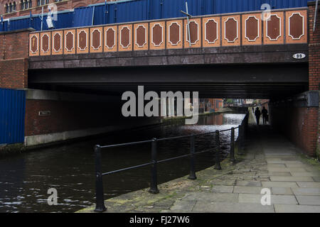 Rochdale Kanal durch Manchester Stadtzentrum, wo eine Flut von Todesfällen durch Ertrinken zeigen einen Serienmörder, ist aktiv. Stockfoto