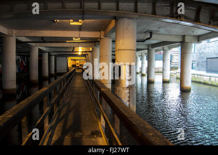 Rochdale Kanal durch Manchester Stadtzentrum, wo eine Flut von Todesfällen durch Ertrinken zeigen einen Serienmörder, ist aktiv. Stockfoto