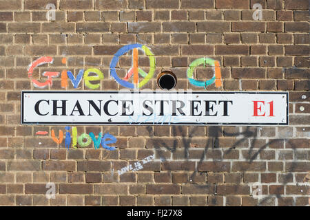 "Frieden eine Chance geben" Graffiti auf Chance Street E1 unterzeichnen London Stockfoto