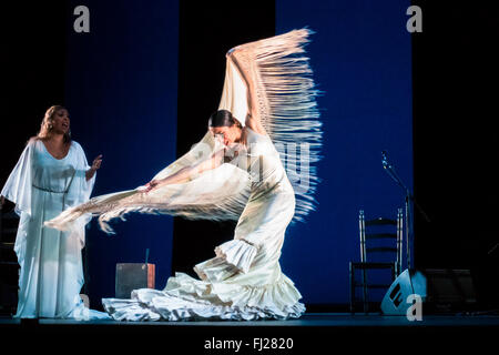 London, UK, 28. Februar 2016. Esperanza Fernandez präsentiert De lo Jondo y Verdadero als Teil des Flamenco Festival London 2016 Sadler es Wells. Bildnachweis: Danilo Moroni/Alamy Live-Nachrichten Stockfoto