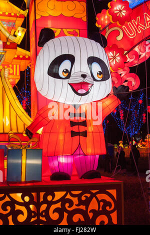 Größere Einkaufszentrum Trafford Centre, Trafford, Manchester, UK. 28. Februar 2016 Spreadin Segen am UK Art LAntern Festival im Traford Zentrum der Erstveranstaltung im Vereinigten Königreich, das das chinesische Laternenfest feiert.   mit jeder Laterne symbolisiert loslassen von der Vergangenheit der letzten Jahr und Segen Menschen im nächsten Jahr. Bildnachweis: David Billinge/Alamy Live-Nachrichten Stockfoto