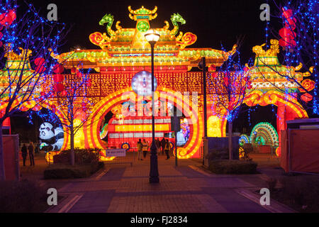 Größere Einkaufszentrum Trafford Centre, Trafford, Manchester, UK. 28. Februar 2016 Spreadin Segen am UK Art LAntern Festival im Traford Zentrum der Erstveranstaltung im Vereinigten Königreich, das das chinesische Laternenfest feiert.   mit jeder Laterne symbolisiert loslassen von der Vergangenheit der letzten Jahr und Segen Menschen im nächsten Jahr. Bildnachweis: David Billinge/Alamy Live-Nachrichten Stockfoto