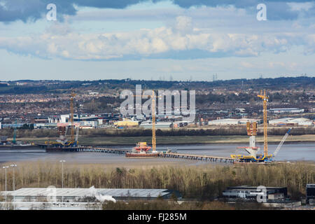 Neue Brücke über den Fluss Mersey Verknüpfung von Runcorn und Widnes gebaut. Stockfoto