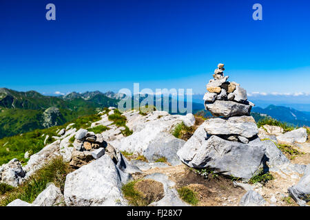 Inspirierende Berge Landschaftsansicht mit Steinen Gleichgewicht Wandern Schild, sonniger Tag im Sommer West Tatra, Mountain Ridge blauen Himmel Stockfoto