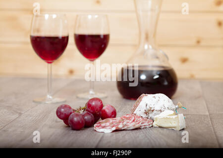 Nahaufnahme der Trauben in der Hintergrund-Gläsern und einer Karaffe Rotwein (flachen DOF). Stockfoto