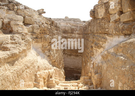 Eintritt in die Pyramide des Djedefre bei Abu Rawash. Abu Rawash (auch buchstabiert Abu Roach, Abu Roash; 8 km nördlich von Gizeh, ist der Ort der am nördlichsten gelegenen Pyramide Ägyptens, auch bekannt als die verlorene Pyramide – die meist zerstörte Pyramide Djedefre, Sohn und Nachfolger des Cheops. Stockfoto