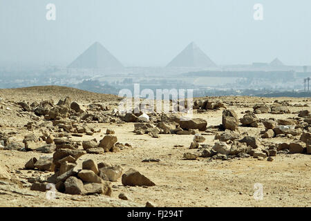 Pyramiden Sie in der Ferne Gizeh-Komplex (L, R) Khufu (Cheops), Khafre (Chephren), Mykerinos (Mykerinos) Abu Rawash entnommen Stockfoto