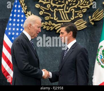 US-Vizepräsident Joe Biden schüttelt Hände mit mexikanischen Präsidenten Enrique Pena Nieto nach einer gemeinsamen Pressekonferenz im National Palace 25. Februar 2016 in Mexico City, Mexiko. Biden ist in Mexiko zu Gesprächen über die Verbesserung der wirtschaftlicher und handelspolitischen Beziehungen zu Mexiko. Stockfoto