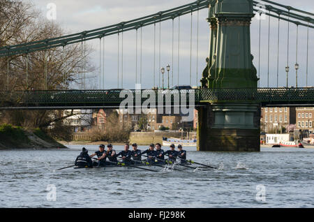 London, UK. 28. Februar 2016. Regatta-Befestigung.  Oxford University Women Boat Club V Molesey BC.  Eine Vorrichtung, die OUWBC mit Gelegenheit zur Vorbereitung für den Krebs Forschung Oxford V bietet Cambridge Universitäten Boat Race, das bringt Aufsetzen auf dem Fluss Themse Tideway 27. März 2016.  OUWBC Blue Boat, Cox – Morgan Baynham-Williams, S – Lauren Kedar, 7 – Maddy Badcott, 6 – Anastasia Chitty, 5 – Elo Luik, 4 – Ruth Siddorn, 3 – Joanneke Jansen, 2 – Emma Spruce, B – Emma Lukasiewicz. Bildnachweis: Duncan Grove/Alamy Live-Nachrichten Stockfoto