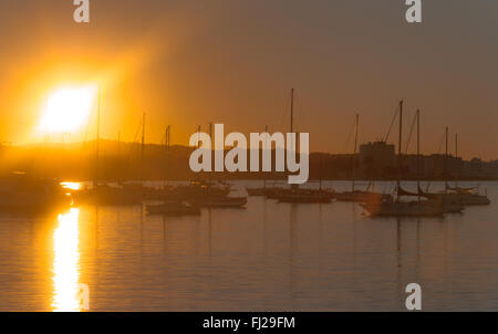 Herrlichen Sonnenuntergang Farbe im Hafen von Marina.  Ende von einem warmen, sonnigen Tag in St. Antoni de Portmany, Ibiza, Spanien Stockfoto